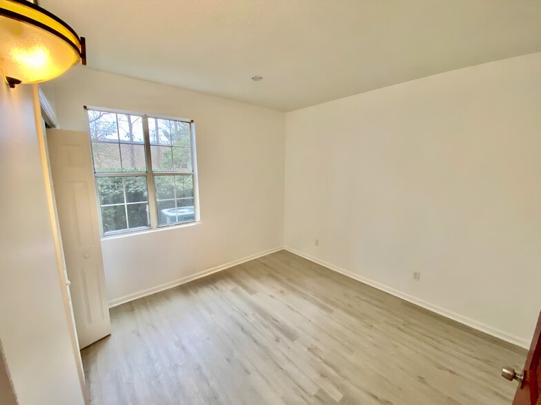 Guest bedroom. - 4240 Wilshire Blvd