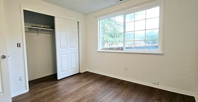 Building Photo - Beautiful 5- bedroom home near TCC