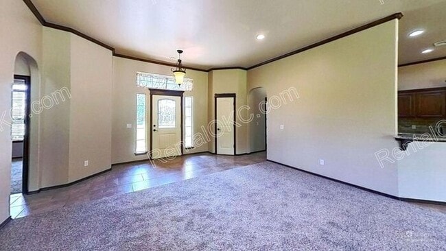 Building Photo - Large Lot, Big Space