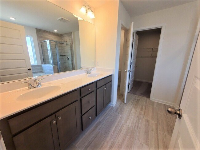 Building Photo - Beautiful, like new home in Mt Juliet with...