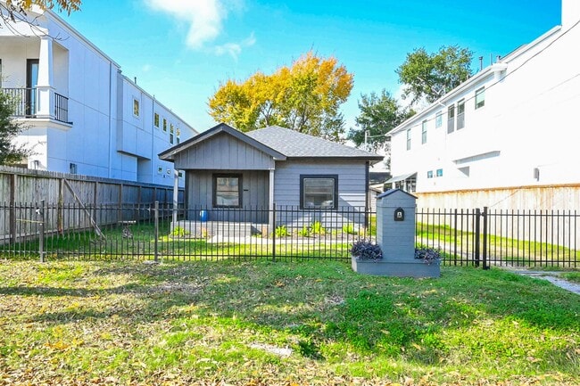 Building Photo - 1507 Laird St