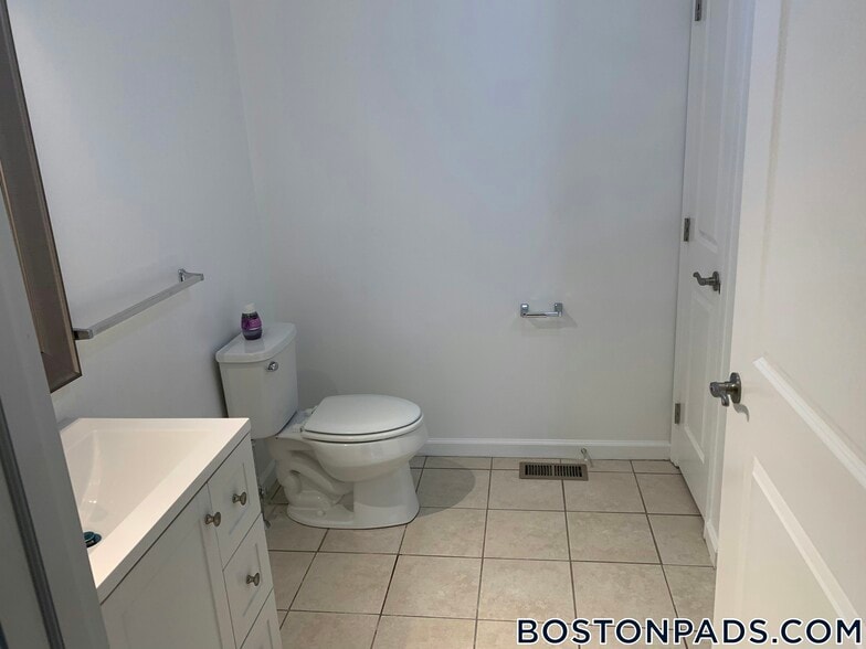 Building Photo - 154 Thornton St