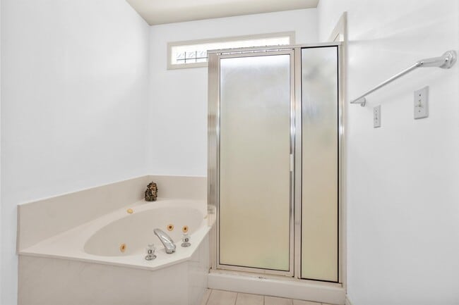 Building Photo - 106 Fairway View Ct