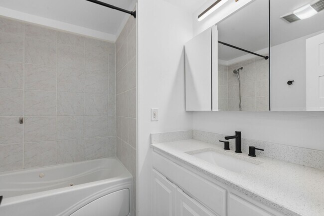 Building Photo - 2bd/1.75ba Redmond Condo