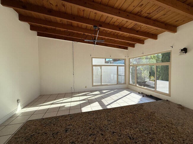Building Photo - Ventura Hillside Beauty with 3 bedrooms, a...