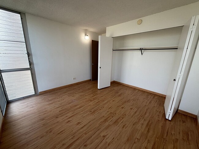 Building Photo - Lakeside Manor - Salt Lake - 2/1/1 - $2,00...