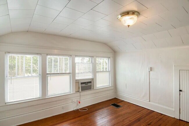 Building Photo - "Historic 2-Bed Apartment with Gleaming Hardwood Floors in Prime Durham Location!"