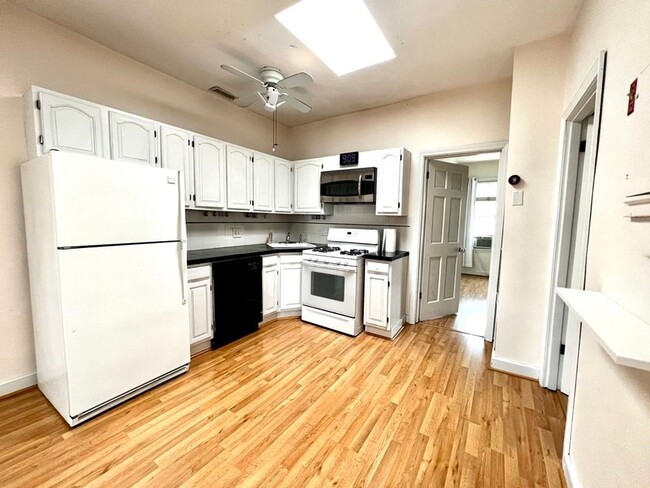 Building Photo - Great 2 bed, 2 bath near Lechmere