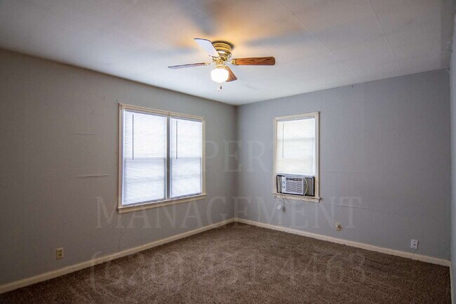 Building Photo - 2 Bedroom 1 Bath