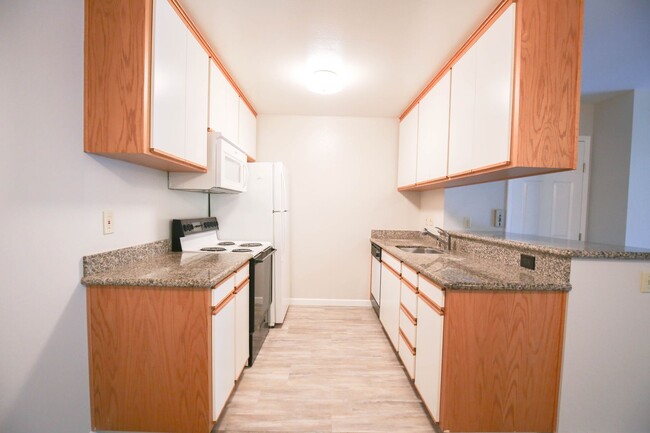 Building Photo - San Ramon Gardens Condo - 2 Bed and 1 Bath...