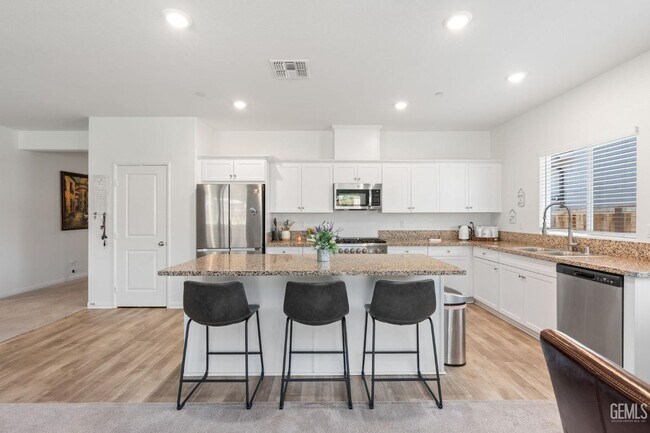 Building Photo - 4 Bed 2 Bath