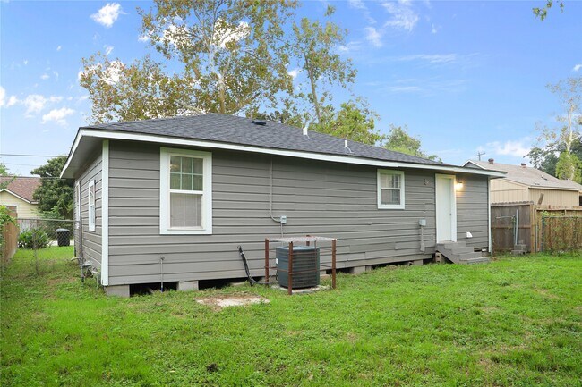 Building Photo - 611 93rd St