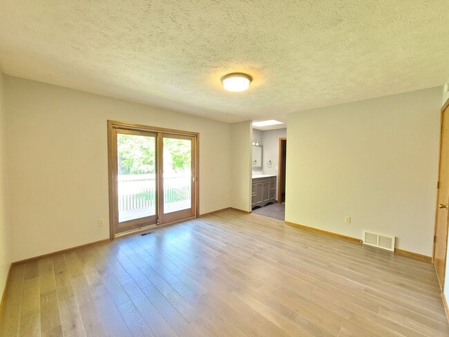 Building Photo - $3,400- 5 Bed / 3 Bath Beautiful Home in Upper South Hill
