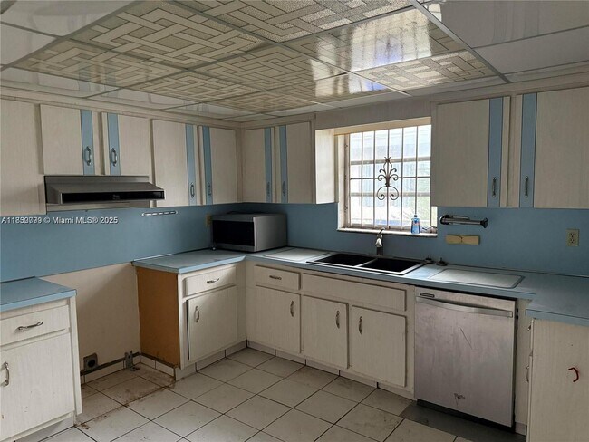 Building Photo - 5360 Fletcher St