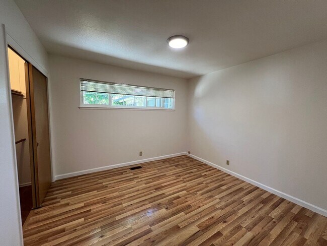 Building Photo - Clean, Private 2BD/1BA Duplex with Garage ...