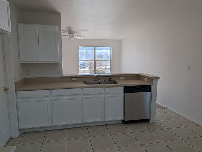 Building Photo - Fresh and Clean in New Braunfels!!