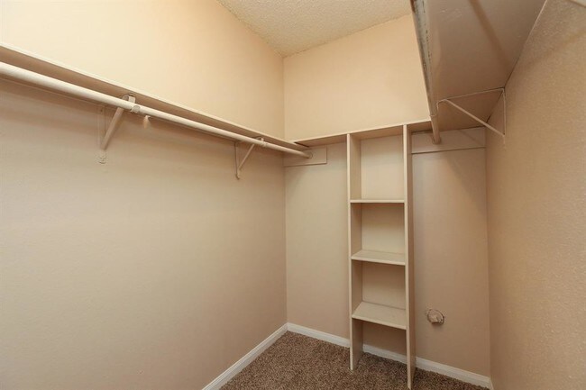 Building Photo - 17417 Red Oak Dr