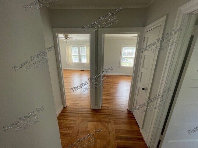 Building Photo - 2233 Oak Dr