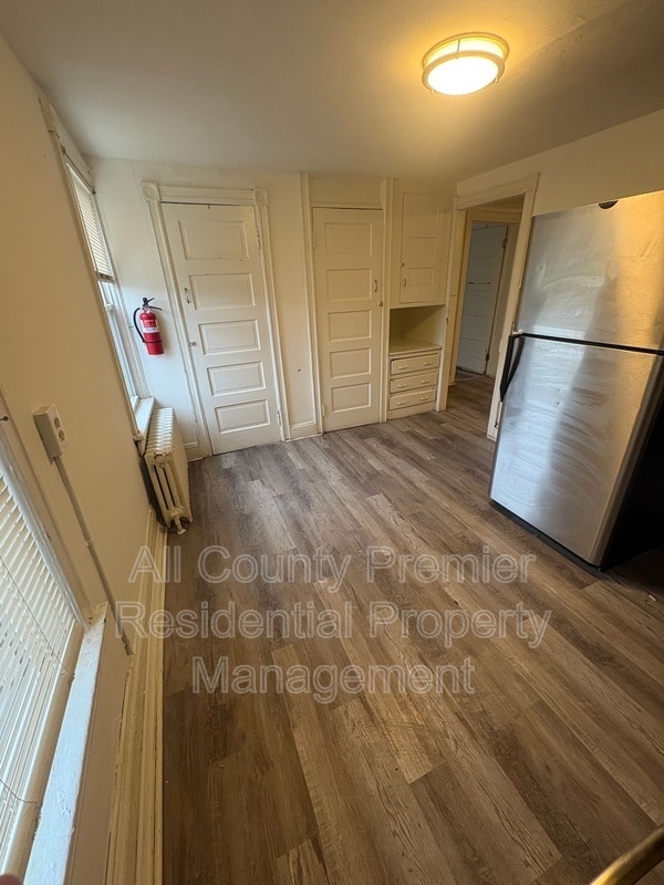 Building Photo - 319 Hobart Ave