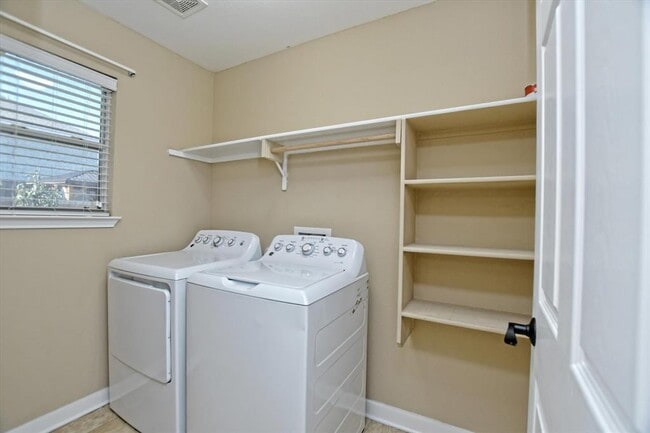 Building Photo - 537 MacKenzie Way