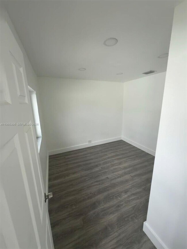 Building Photo - 1637 NW 31st Ave