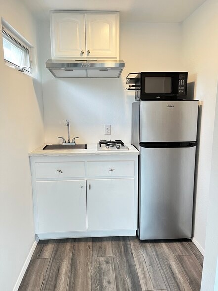 Building Photo - 1170 Esperanza St