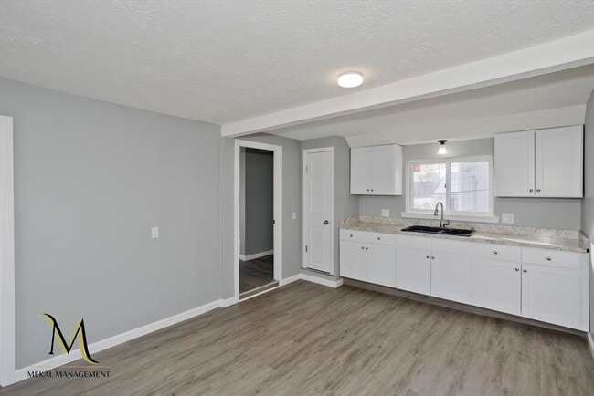 Building Photo - 131 Center St