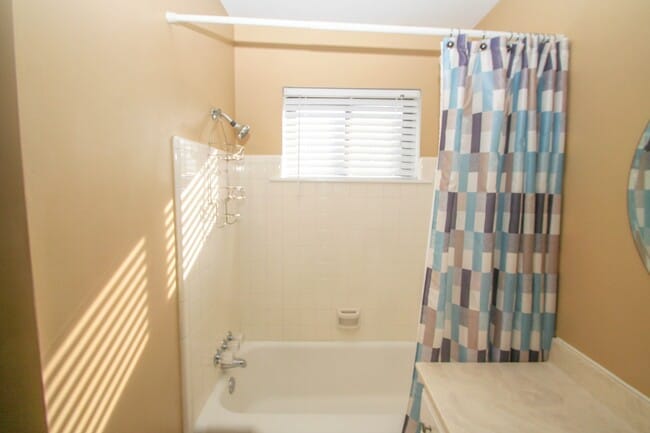 Building Photo - 2 Bed | 2 Bath in South Tulsa!