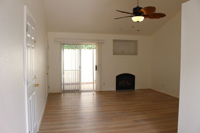 Building Photo - Charming Seaside House - Available July 5th