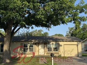 Building Photo - 3 bedroom 1 bath with large bedrooms! Easy walk to campus!