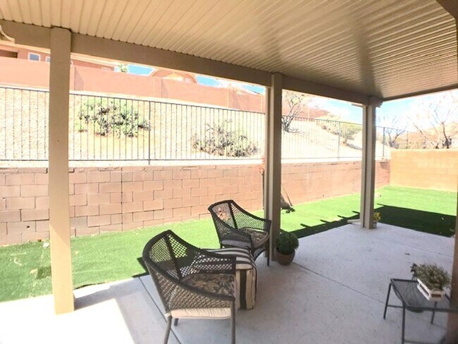 Building Photo - Spacious 2 bedroom home in gated 55+ Community w/ community pool in Bernalillo/Rio Rancho. Close ...