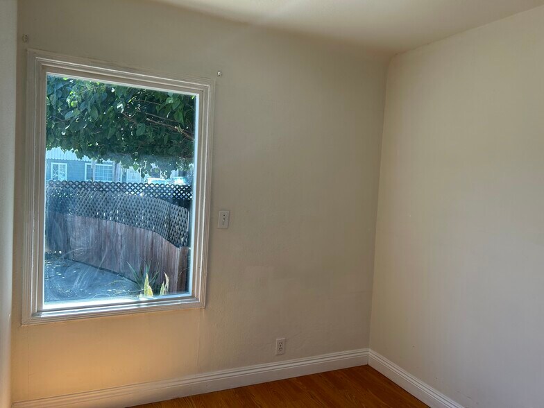 Building Photo - 245 W Elm Ave