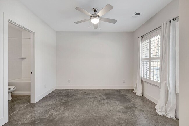 Building Photo - Modern living in Salemtown!