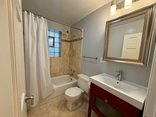 Building Photo - 1350 N Leavitt St