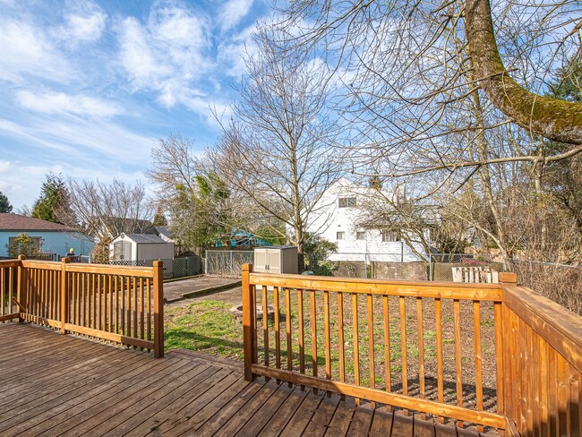 Building Photo - Adorable 3-bdrm/1-bath in Kenton. Hardwoods, deck, W/D, huge fenced backyard, off-street parking