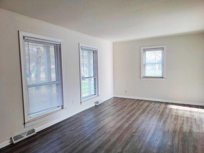 Building Photo - 478 Robbe Ave