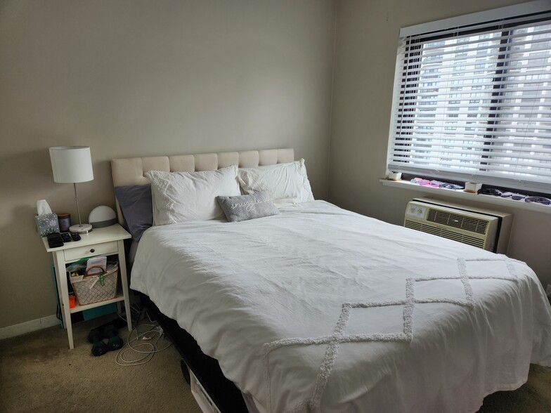 Bdrm 2 - 607 W Wrightwood Ave