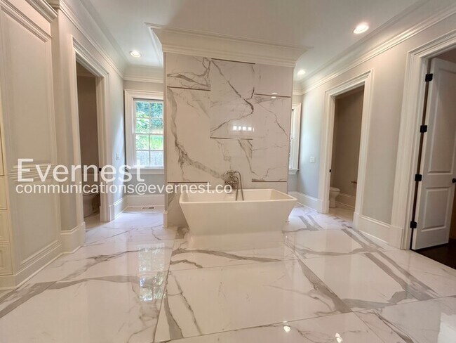 Building Photo - Spacious 7 Bed/8 Bath Home with Garage / Pet-Friendly / Available Now!