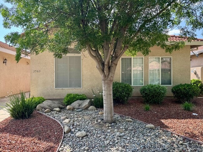 Building Photo - 3 Bedroom 2 Bath home with covered patio