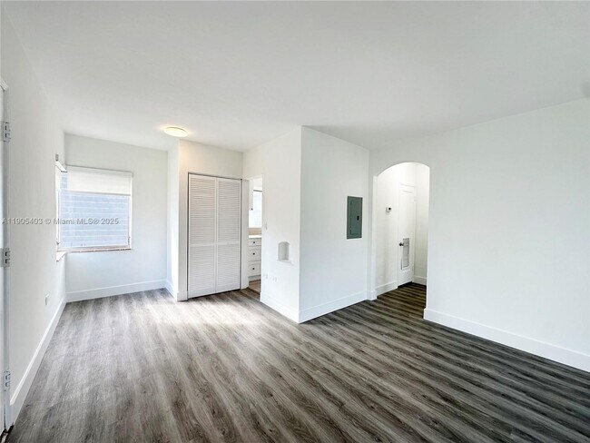 Building Photo - 1920 Biarritz Dr