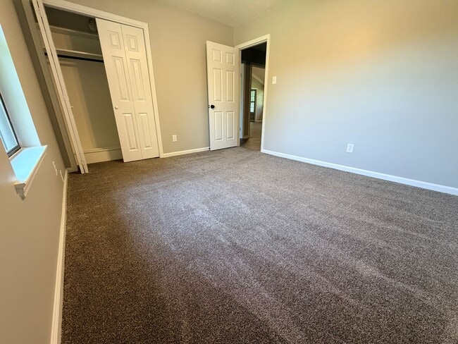 Building Photo - Buy or Lease!