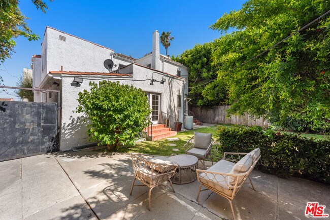 Building Photo - 237 S Doheny Dr