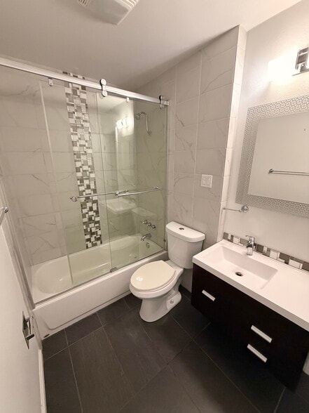 Shared bathroom with bath/shower - 3414 Winged Foot Ct