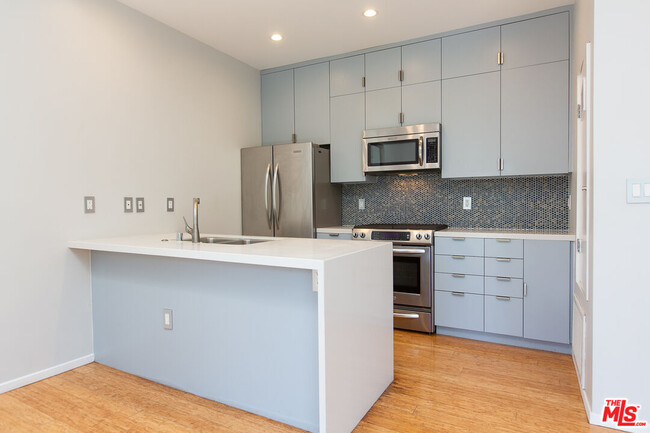 Building Photo - 3907 De Longpre Ave