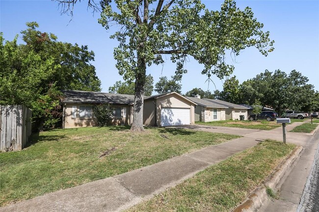 Building Photo - 10503 School House Ln