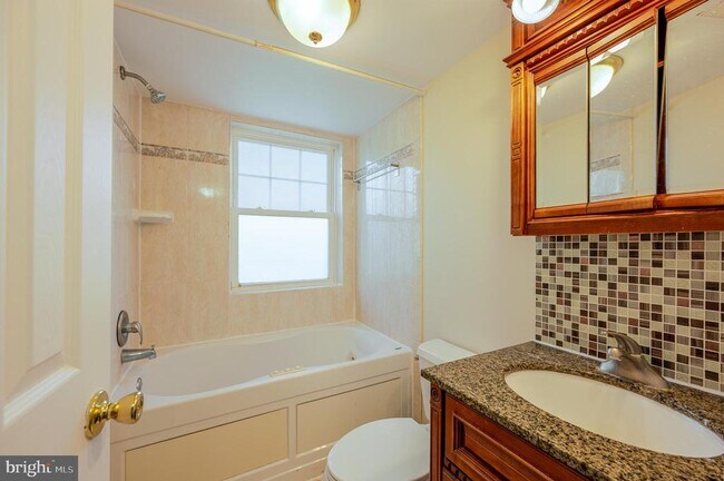 Building Photo - 3868 9th St SE