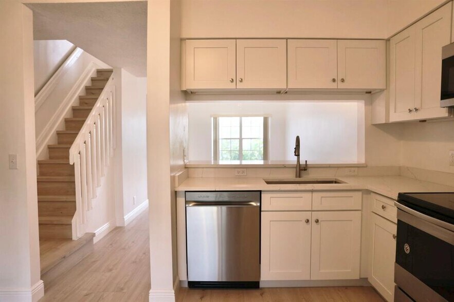 Building Photo - 16686 Hemingway Dr