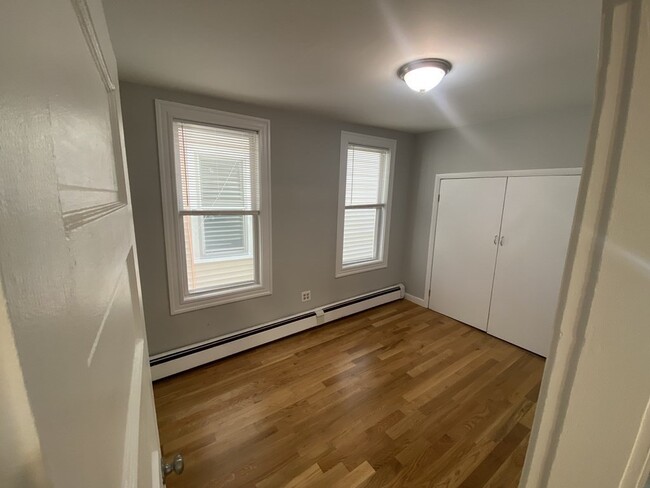 Building Photo - 205 Chelsea St
