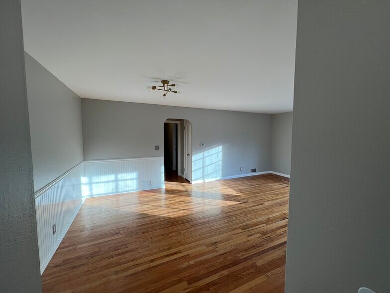 Building Photo - 411 S Coeur Dalene St