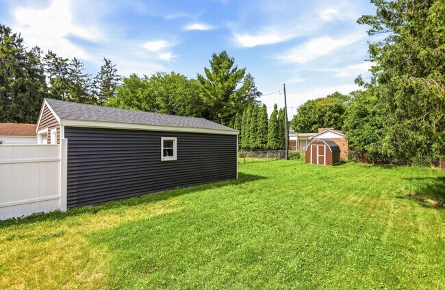 Building Photo - Move-In Ready 3 Bedroom with Fenced Yard & Garage!